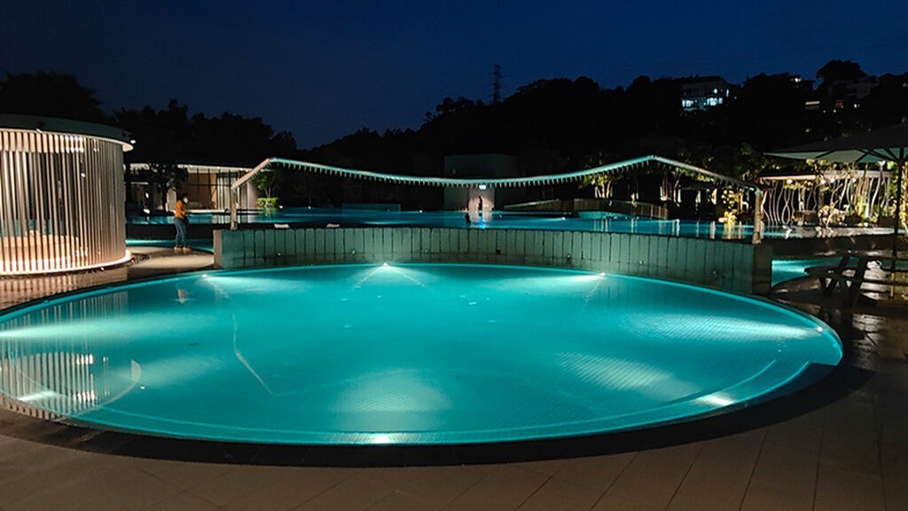 Sublimer les piscines, bassins et abords avec la lumière